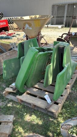 (2) JOHN DEERE POLY SNOUTS & (2) 930F SIDE PANELS