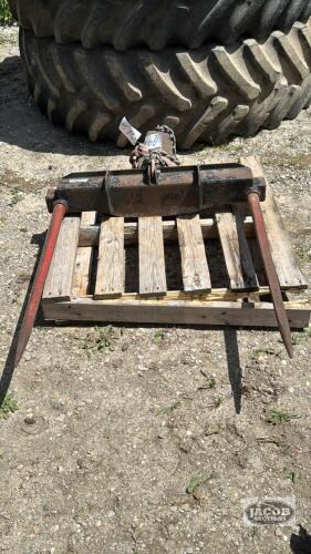 HORST WELDING 2 PRONG LOADER MOUNT BALE SPEAR