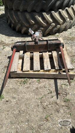 HORST WELDING 2 PRONG LOADER MOUNT BALE SPEAR