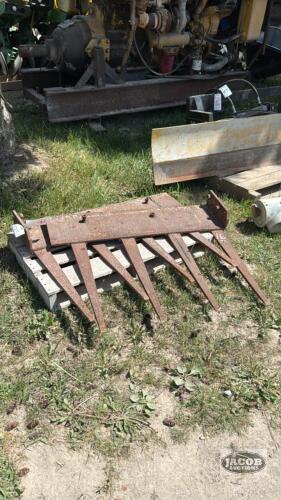 SET OF BOLT ON MANURE FORKS
