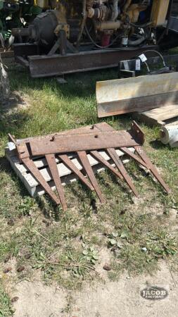 SET OF BOLT ON MANURE FORKS