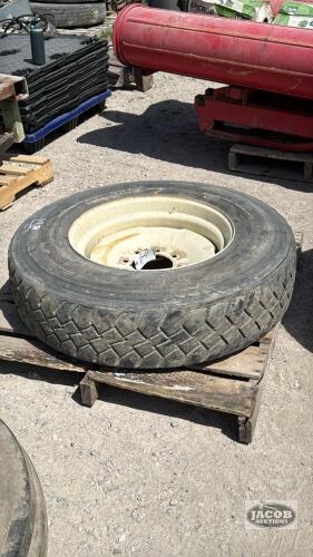 YOKOHAMA 11R22.5 TIRE ON 8 BOLT RIM