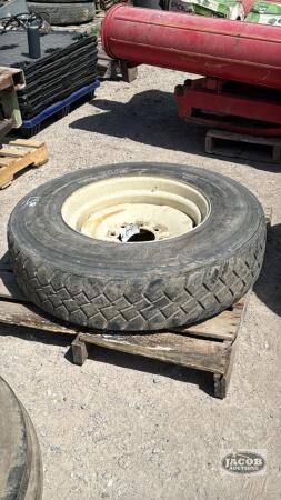 YOKOHAMA 11R22.5 TIRE ON 8 BOLT RIM