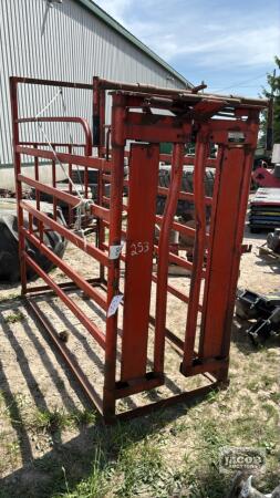 CATTLE CRATE WITH HEADGATE
