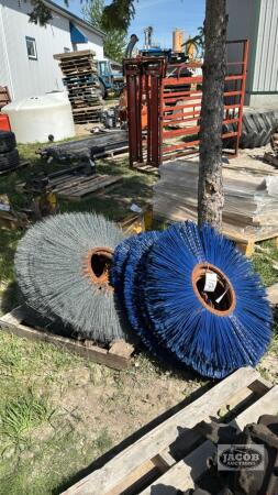 ASSORTMENT OF LAWN SWEEPER BRISSELS