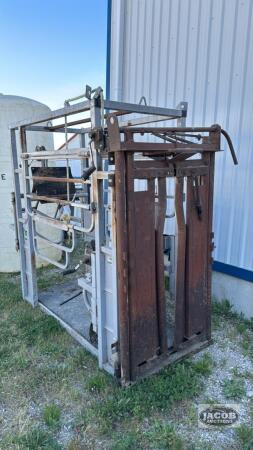 DR. HOOF TRIMMING CHUTE WITH HEADGATE