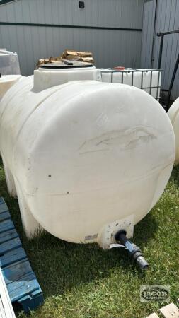 525 GALLON POLY TANK WITH LID