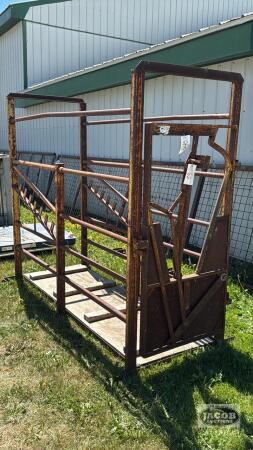 CATTLE CRATE WITH HEADGATE