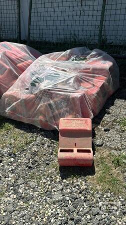 (20) PLASTIC KANE CREEP FEEDERS