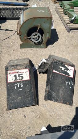 PAIR OF METAL FRONT FENDERS FOR TRACTOR