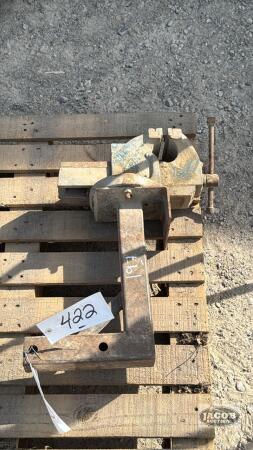 TRUCK HITCH RECEIVER MOUNTED 4IN VISE