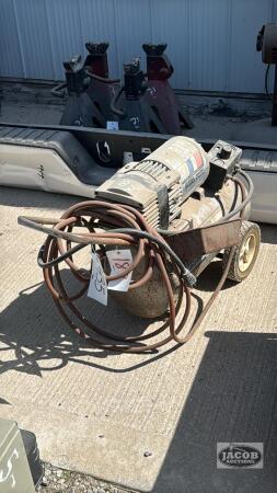 CAMPBELL HAUSFELD 7.5 GALLON AIR COMPRESSOR