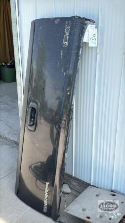 CHEVY TAILGATE OFF A 2000 CHEV