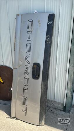 CHEV PICK UP TRUCK TAILGATE OFF A 2004