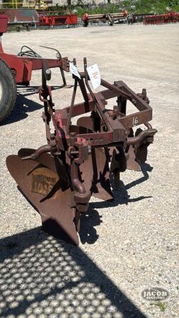 MASSEY FERGUSON 3 FURROW 3PTH PLOW
