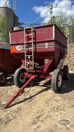 J&M 400BU GRAVITY WAGON