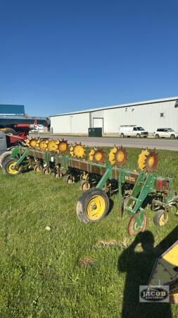 JOHN DEERE 825 8 ROW 3PTH SCUFFLER