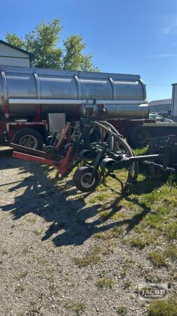 9-SHANK MANURE INJECTOR