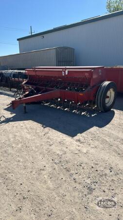 INTERNATIONAL 5100 18 RUN SEED DRILL