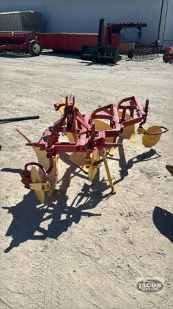 MASSEY HARRIS 4 FURROW 3PTH PLOW