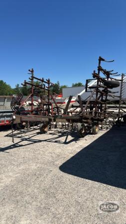 INTERNATOINAL 45 27.5FT VIBRA-SHANK CULTIVATOR