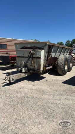 KUHN KNIGHT 8140 SIDE DISCHARGE MANURE SPREADER