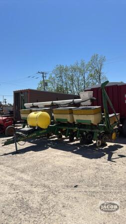 JOHN DEERE 7200 MAXEMERGE 2 EIGHT ROW PLANTER