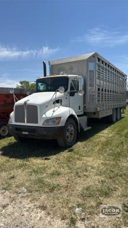 2010 KENWORTH TANDEM LIVESTOCK TRUCK