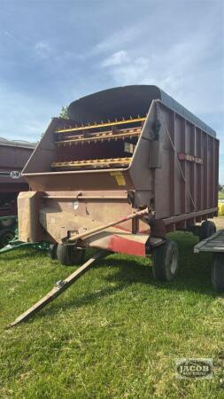 NEW HOLLAND CROP CARRIER #8 FORAGE WAGON