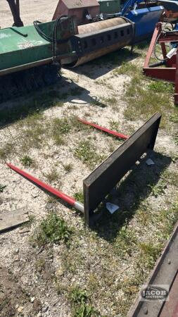 2-PRONG BALE SPEAR