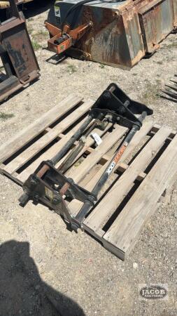 PIN-ON TO ALO ADAPTER PLATE FOR SMALLER LOADER