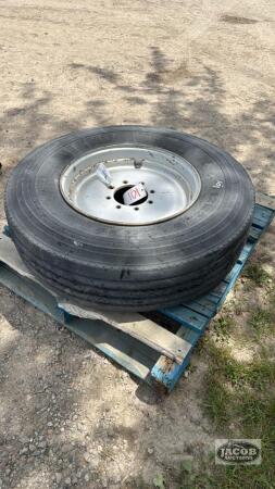 12R22.5 TIRE ON 8-BOLT HD RIM