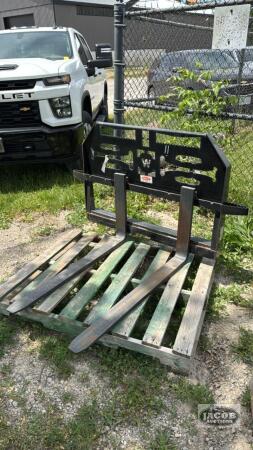 UNUSED WALCO RENEGADE 42IN PALLET FORKS