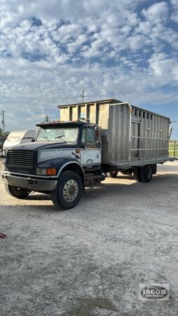 1993 INTERNATIONAL SINGLE AXLE LIVESTOCK TRUCK