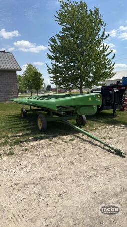 JOHN DEERE 843 8 ROW CORN HEAD ON WAGON
