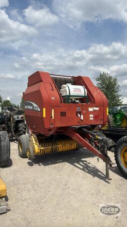 NEW HOLLAND BR750 ROUND BALER