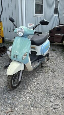 DAYMAK E-BIKE (NEEDS BATTERIES)