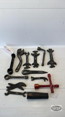 ASSORTED LOT OF VINTAGE WRENCHES