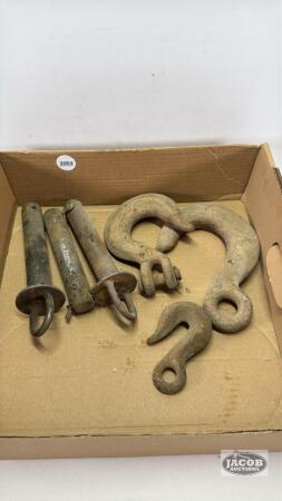 QUANTITY OF DRAW PINS AND CHAIN HOOKS