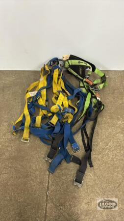 (3) SAFTY HARNESSES WITH (2) LANYARDS