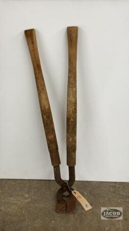 PAIR OF HOOF TRIMMERS