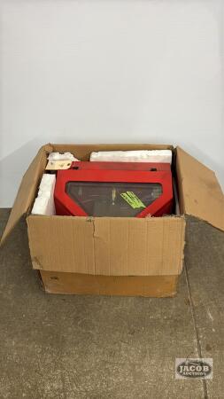 SMALL SAND BLASTING CABINET MISSING LIGHT