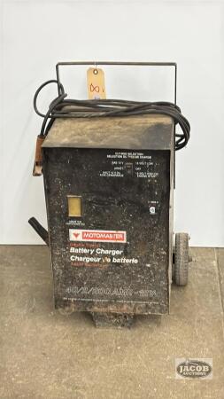 MOTOMASTER 12VOLT BATTERY CHARGER