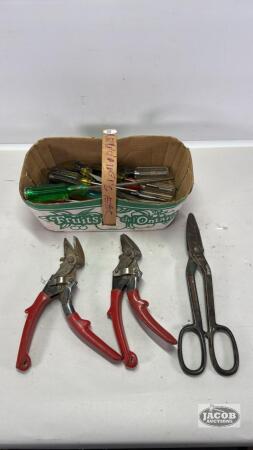 ASSORTED SCREWDRIVER AND TIN SNIP LOT