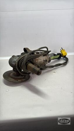 BLACK AND DECKER 7IN ANGLE GRINDER MISSING GUARD