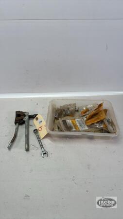 CHAIN BREAKING TOOL WITH QUANTITY OF CHAIN LINKS