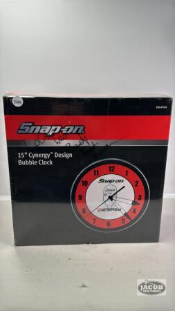 SNAP ON 15IN CYNERGY DESIGN BUBBLE CLOCK