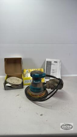 MAKITA 5IN ORBITAL SANDER WITH SANDING DISCS