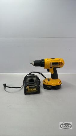 18VOLT DEWALT DRILL WITH BATTERY AND CHARGER