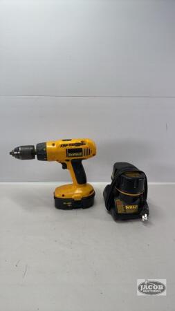 18VOLT DEWALT DRILL WITH (2) BATTERIES AND CHARGER